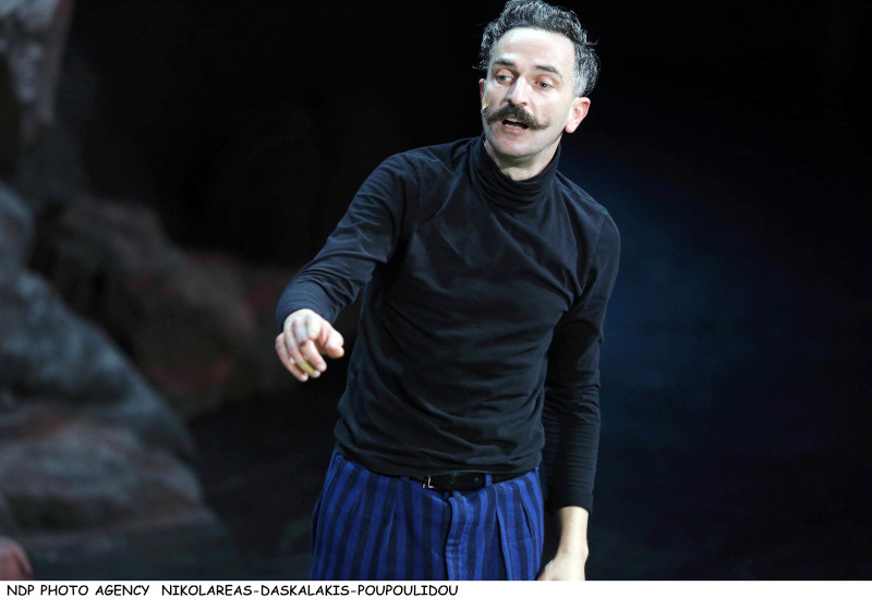 Ο Αρης Σερβετάλης με μουστάκι