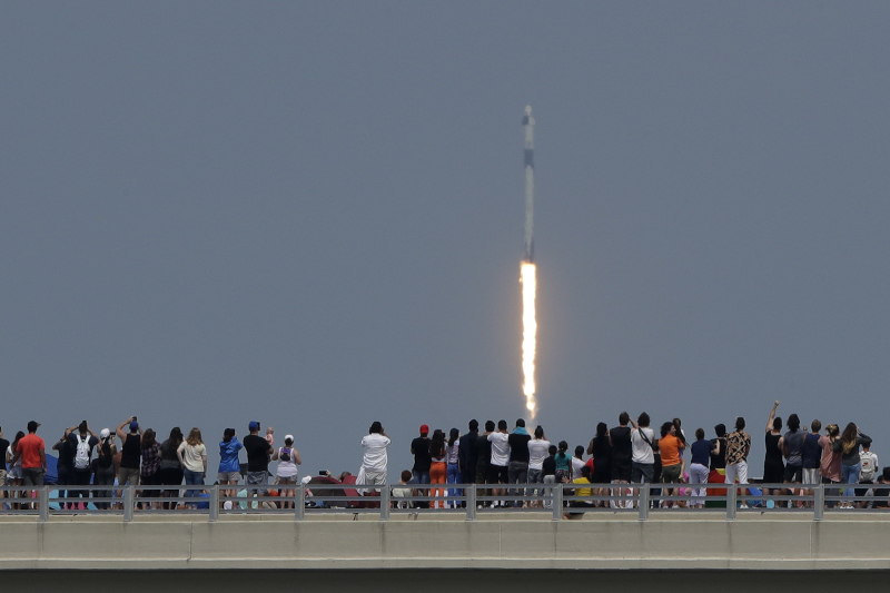 Κόσμος καταγράφει την εκτόξευση του πυραύλου της Space X