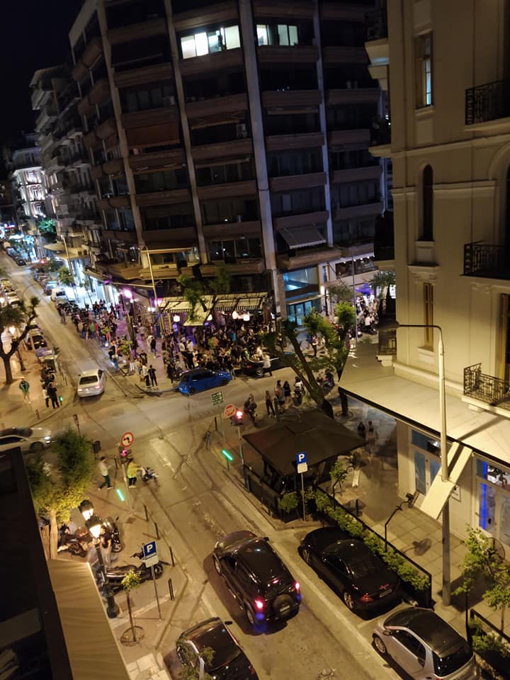 Κόσμος έξω από μπαρ στην Θεσσαλονίκη