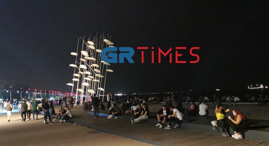 Θεσσαλονίκη: Ποιος κορωνοϊός; Ουρές για ένα... κοκτέιλ στη Νέα Παραλία 