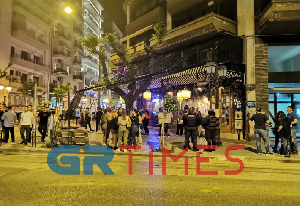 Αρκετός κόσμος και απόψε για ένα ποτό take away