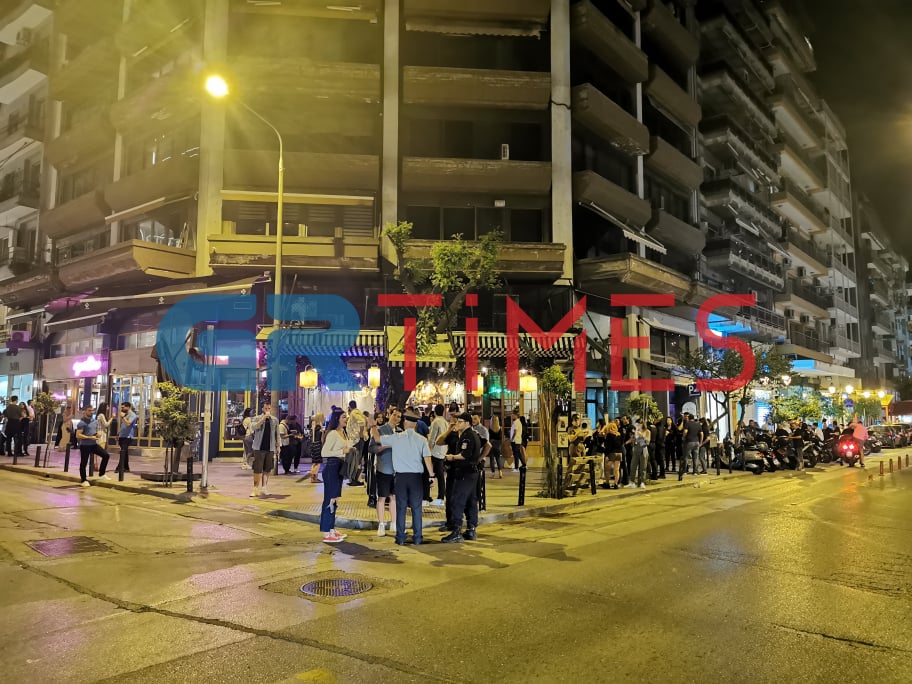 Αστυνομικοί κάνουν συστάσεις σε πολίτες