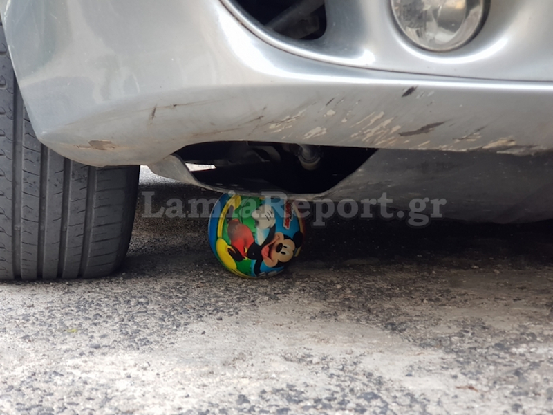 Μπάλα κάτω από ρόδες αυτοκινητού