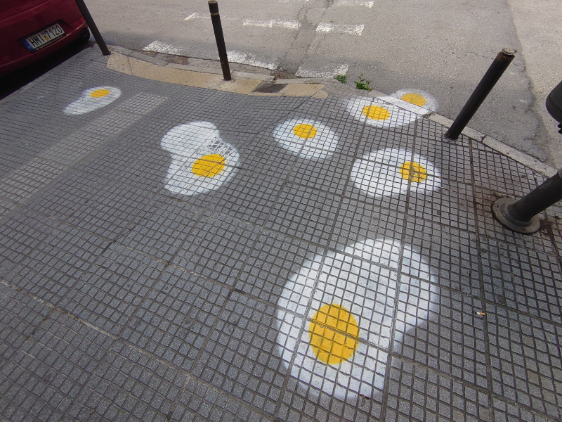 Οι δρόμοι της Θεσσαλονίκης γέμισαν με τηγανητά αυγά