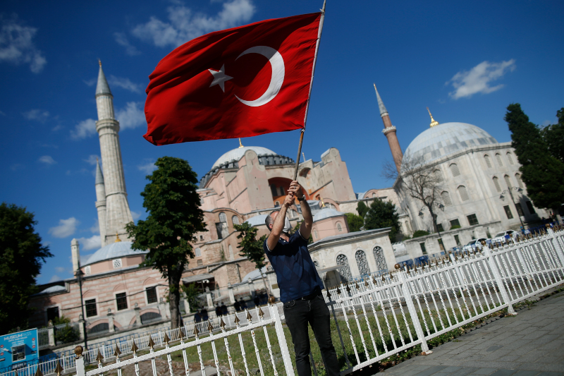 Τούρκος πανηγυρίζει έξω από την Αγιά Σοφιά με την σημαία της χώρας του