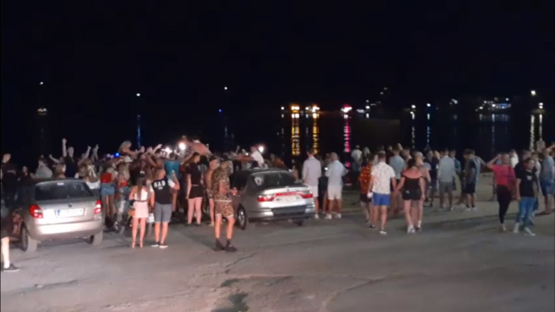 Η παραλία του Λαγανά γέμισε με τουρίστες μετά το κλείσιμο των μαγαζιών τα μεσάνυχτα