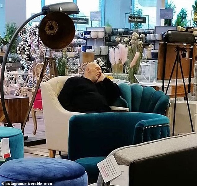 άνδρας κοιμάται σε καναπέ μαγαζιού