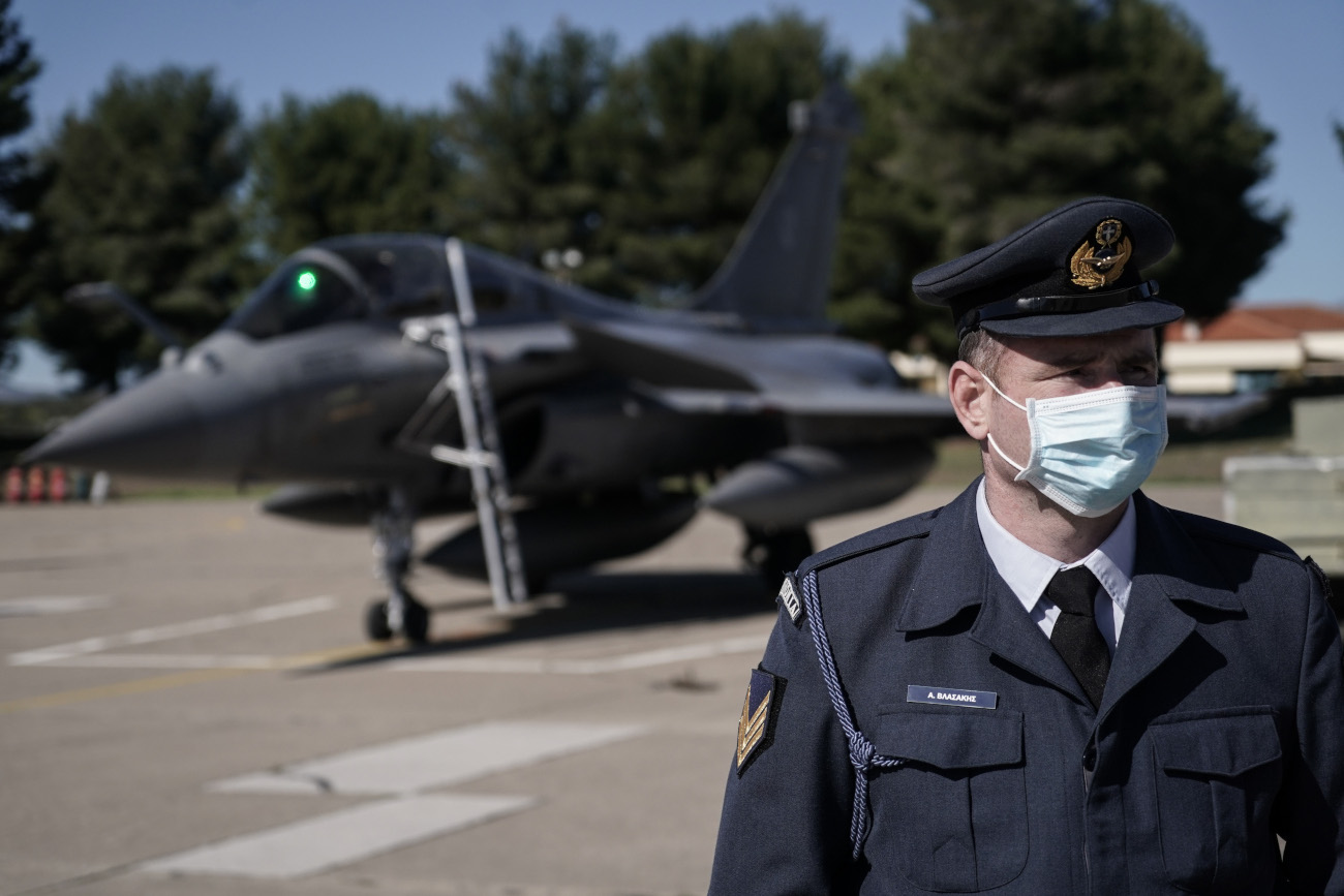 Αξιωματικός της αεροπορίας με μάσκα και πολεμικό αεροσκάφος